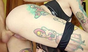 有个狂野的3P，他们双重射精和喷水到处都是。弯腰紧致剃毛阴道接大鸡巴