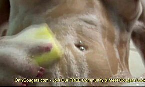 Andrea Kelly泡泡浴撩多毛骚逼