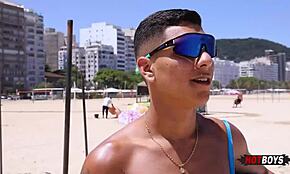 Ρουφώντας το μεγάλο πούτσο του πωλητή παγωτού μετά τη γνωριμία στην παραλία