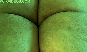 Kuuma amatööri-äiti antaa pojanpojalle päättää sisälle. Hänen karvainen pillunsa ottaa kaiken syvälle.