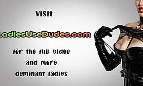 فتيات 18+ يسيطرن على رجل بحزام في حمام ثلاثي