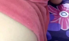 Espiando enteada colegial no banheiro leva a gravação de sexo depois da aula