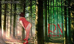 Gigantische secretaresse torent boven verraste manager in kantoor