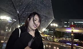 สาวญี่ปุ่นหน้าอกธรรมชาติขี่และเสร็จในท่าคู้ดี้