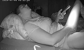 Busty kurva nahrává kinky video pro kámošku na skryté kameře