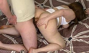 Kurvikas emäntä imee poikapuolta ennen kuin tämä poraa hänen tiukkaa perseään. Kuka tiesi tabun tuntuvan näin hyvältä?