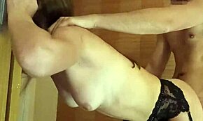 Mädchen in Strümpfen im Garagen-Doggy hart durchgefickt mit Cum drin