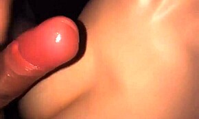 A feleségem vágyik a gecire mélyen a nedves borotvált puncijába