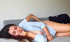 ابن الزوج ينيك زوجة أبيه الساخنة على الأريكة، انتهاء بكريمبي! 😳