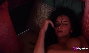 Tarada da faculdade Katie Fey provoca com peitões balançantes debaixo d'água