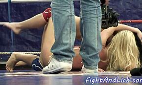 Çarpıcı Avrupa Lezbiyen Kız Lezbiyen Partnerinin Dar Islak Amını Yalıyor