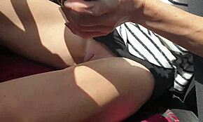 Chudá brunetka prstuje pičku vonku pri aute na verejnosti zblízka