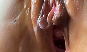 妻のきついマンコに大量中出しした😜