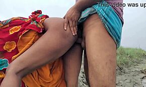 زوجين بودي يستمتعان بلحظة حميمة عند النهر