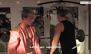 斯塔克斯完整视频释放原始肛交动作，性感男同小伙子和粗犷健美运动员团体游戏，准备好激烈射精！