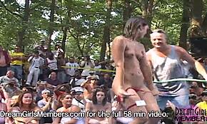 Soții expun sălbatic la concursul Nudes a Poppin