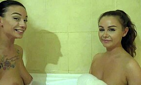 Σέξι σύζυγος ενώνεται με άντρα και κοπέλα για τριάδα στο μπάνιο