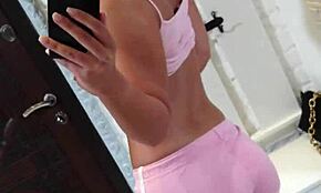 Mia Piper eli Hazel Grace riisuutuu ja runkkaa luonnollisia isoja tissejään peilin edessä