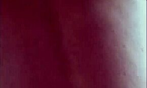 Yo, ce couple hotwife invite un inconnu du lounge de l'hôtel dans leur chambre pour s'amuser