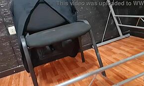 Coup d'œil sous la jupe d'une beauté argentine sans culotte