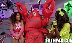 코스프레 새엄마가 Johnny Love, Naomi Foxxx, Skyla Sun과 깜짝 쓰리섬, 큰 엉덩이와 가슴으로 하드코어 POV 액션