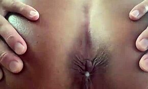 Уау, дългокрака красавица в боди приема здраво чукане в задника и гълта кум! 😍