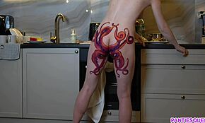 Esposa nua com tatuagem de polvo cozinha na cozinha. Ignora você completamente!
