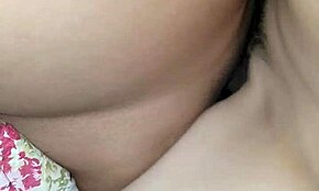 베트남 커플이 사적인 곳에서 친밀한 순간 즐긴다