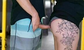 Abszurd nyilvános aktus a buszon, pasi dörzsöl, amíg befejezi rajta