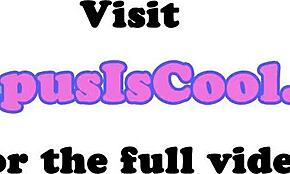 Красивая студентка в общежитии сосет два члена и получает сперму в рот