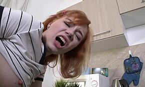 Kira Rollers roter Arsch gedehnt von Mr Andersons Monster-Schwanz