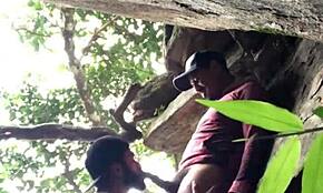 Σεξ στην παραλία με μαλλιαρό κώλο και σκληρό bareback χτύπημα