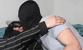 Hej, babica, zakaj se skrivaj s tem fantom?