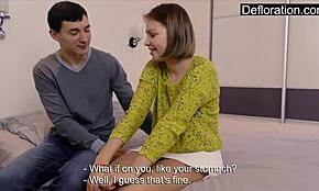 فتاة روسية مثيرة تخسر عذريتها في مشهد إزالة عذرية قريب. أول مرة تصير جامحة مع نيك عنيف.