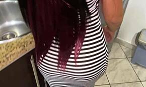 Ουάου, το σέξι φόρεμα της θετής μου κόρης δείχνει αυτό το καυτό κώλο