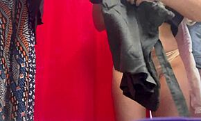 Skrita kamera v garderobi ujame punco z velikimi joškami