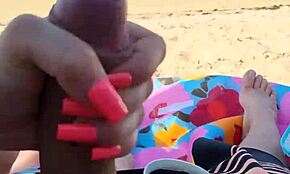 Offentlig strand håndjob får ham til å komme på ferie