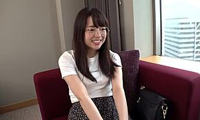 日本の可愛い子が吸って騎乗して大量射精