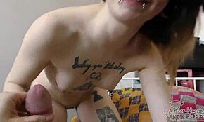 Saya suka bagaimana Andy Goth 18 Tahun Hisap Saya dengan Cum di Tits Bertindiknya