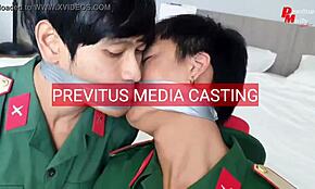 Вьетнамские полицейский и солдат обманом в жаркий гей-кастинг