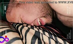 Depois que treparam, dois caíram no desejo e transaram na sala