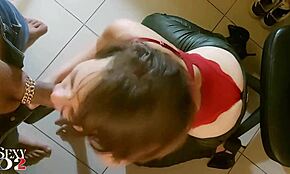 Amateur francesa en body de satén rojo y pantalones de cuero verde