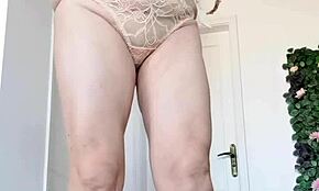 Obrovská babička MariaOld sa týči nad malým nevlastným vnukom s obrovskými lekciami blízkosti