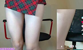 Jovem safada 18+ mostra buceta depilada de calcinha durante live no TikTok, uau!