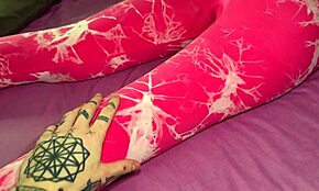 フィットしたベイブが激しいワークアウト後にアナルクリームパイを渇望