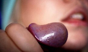 Helvetti kyllä! Ylioppilastyttö imii paksua kyrpää ihan läheltä webkameraan!