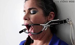 Siksaan gag ekstrem semasa dia dipaku ke dinding dalam permainan ikatan brutal