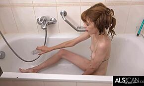 Chuda nastolatka, widziałeś kiedyś rozwartą cipkę doprowadzoną do orgazmu w wannie?