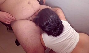 Szpieguję moją tęgą przyrodnią siostrę podczas ubierania, kończy się to mocnym pieprzeniem! 😜