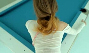 Kongkek remaja cantik 18+ atas meja pool masa boyfriend tak ada. Aksi deepthroat kasar close-up.